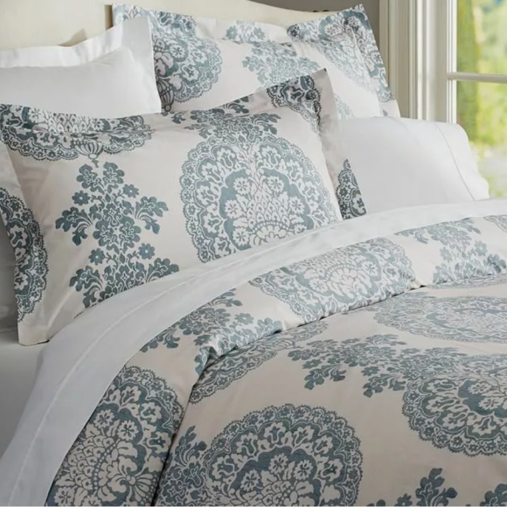 Pottery Barn Lucianna medallion blue duvet 4 euro pillows and 2 shams